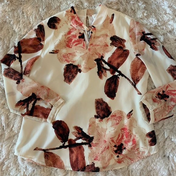 Chico’s, size 1 (8-10). Lovely top, ivory background, twist accent at neck. - Picture 2 of 9